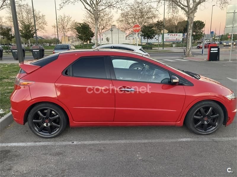 Usado Honda Civic Comfort 140 CV (102 kW) 2006 Rojo Berlina