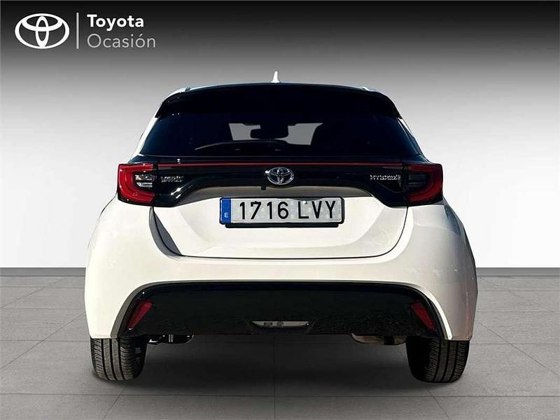 Usado Toyota Yaris Hybrid Style 116 CV (85 kW) 2022 Monovolumen