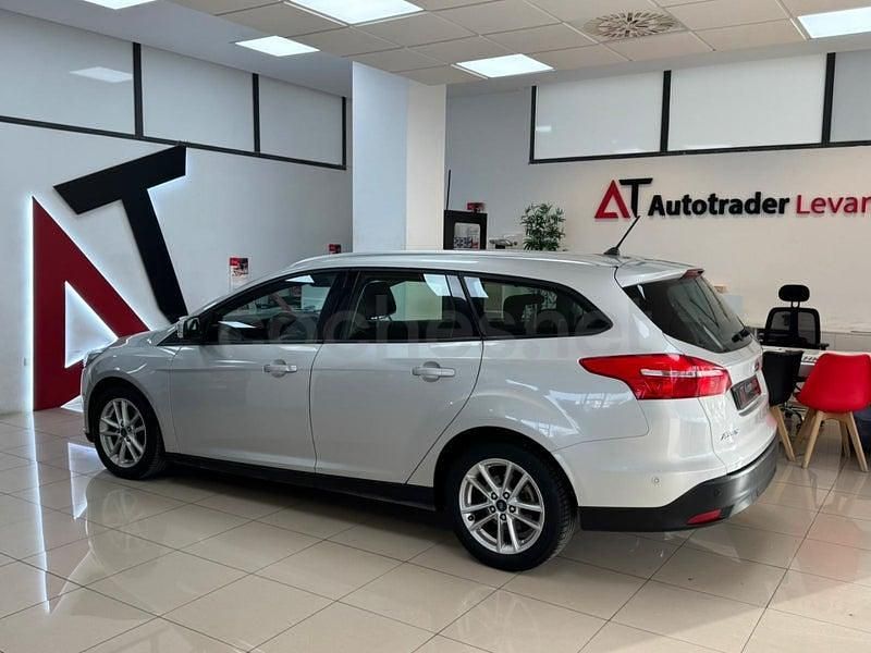 Usado Ford Focus Trend 125 CV (91 kW) 2018 Gris / plata Familiar