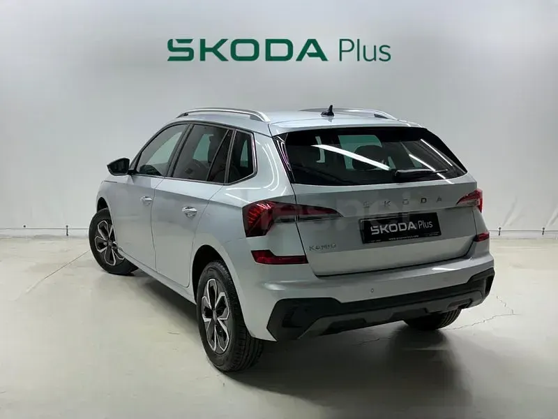 Usado Skoda Kamiq Selection 115 CV (84 kW) 2025 Gris / plata SUV