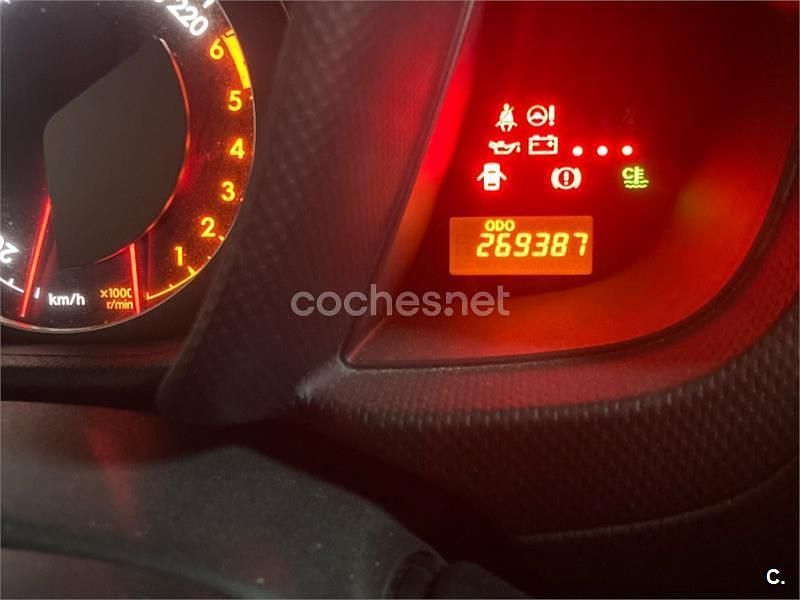 Usado Toyota Urban Cruiser Active 90 CV (66 kW) 2009 Granate Utilitario