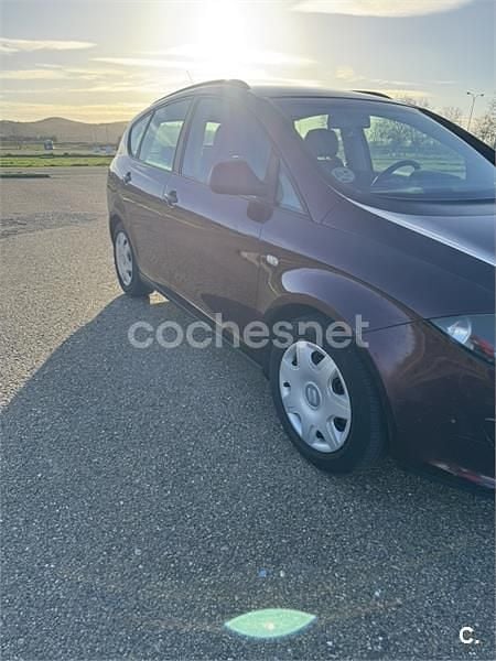 Usado Seat Altea XL Stylance 105 CV (77 kW) 2007 Granate Monovolumen