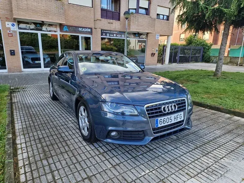 Usado Audi A4 136 CV (100 kW) 2011 Gris / plata Berlina