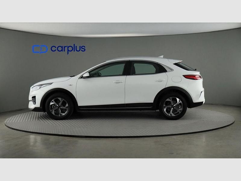 Usado Kia XCeed 120 CV (88 kW) 2022 Deluxe white (perlado) SUV