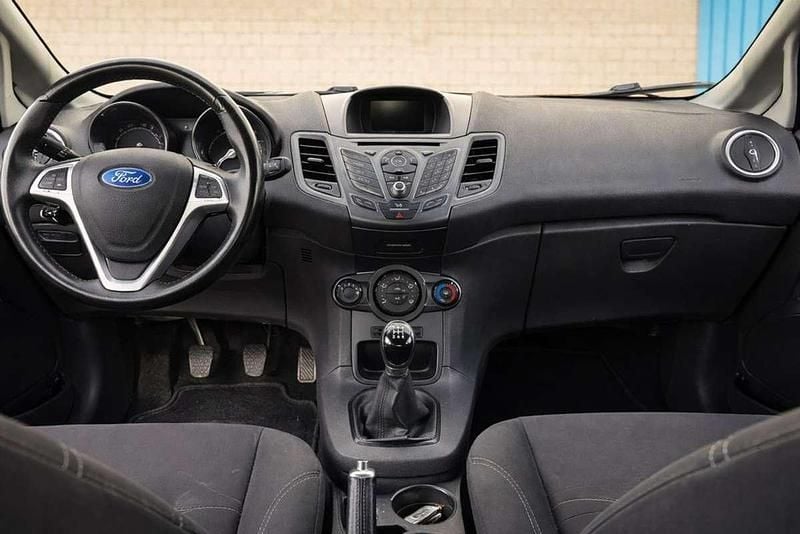 Usado Ford Fiesta Trend 75 CV (55 kW) 2016 Blanco Utilitario