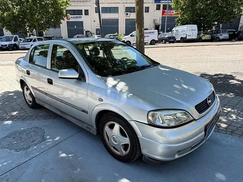 Usado Opel Astra Comfort 100 CV (73 kW) 1999 Gris / plata Berlina