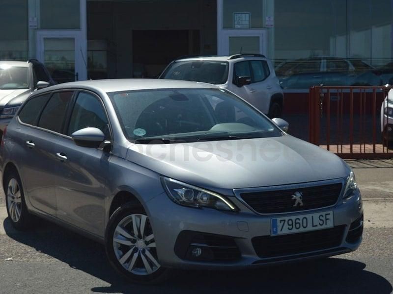 Usado Peugeot 308 SW Active 131 CV (96 kW) 2021 Gris / plata Familiar