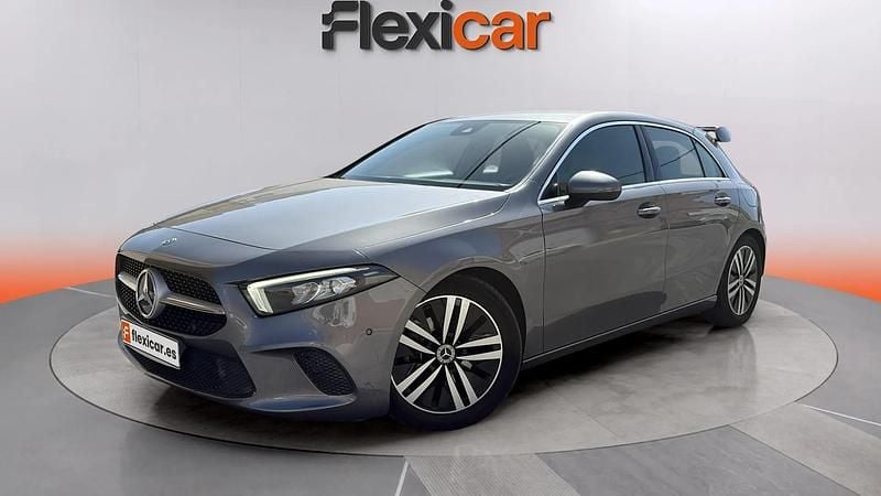 Usado Mercedes A180 116 CV (85 kW) 2018 Gris Utilitario