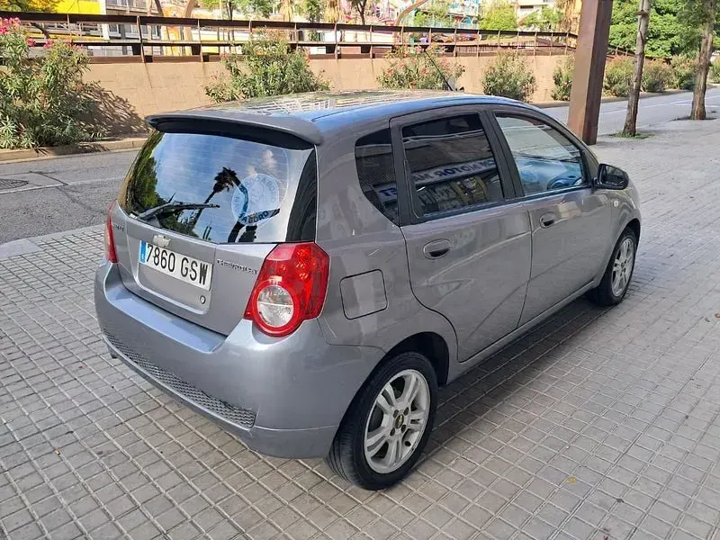 Usado Chevrolet Aveo LT 101 CV (74 kW) 2010 Gris / plata Berlina