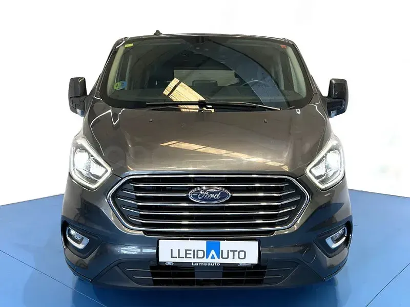 Usado Ford Tourneo Titanium X 185 CV (136 kW) 2021 Gris / plata Monovolumen