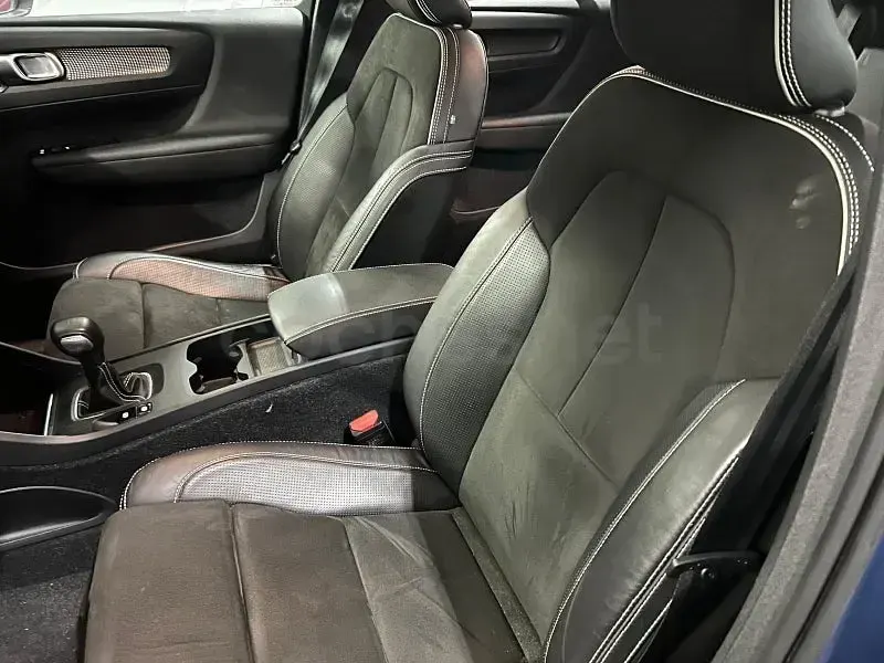 Usado Volvo XC40 R-Design 156 CV (114 kW) 2017 Azul SUV