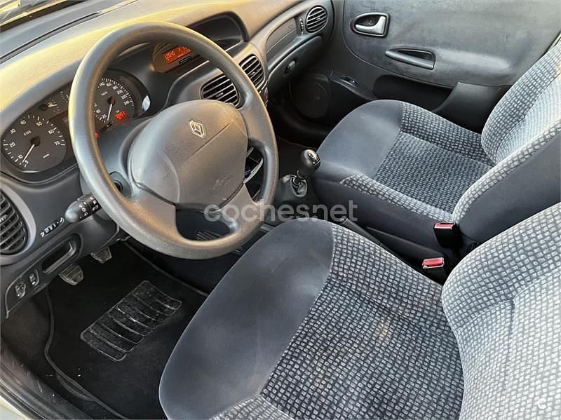 Usado Renault Mégane Expression 110 CV (80 kW) 2002 Beige Berlina