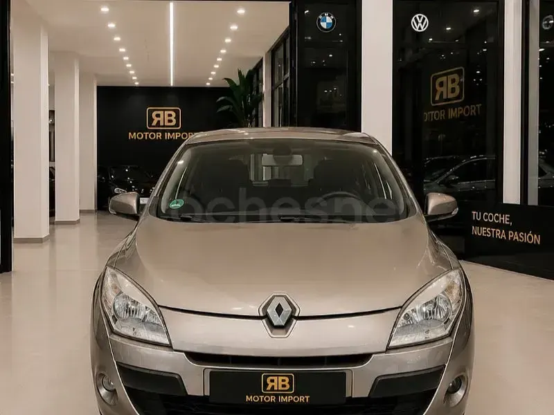 Usado Renault Mégane Authentique 90 CV (66 kW) 2011 Gris / plata Berlina