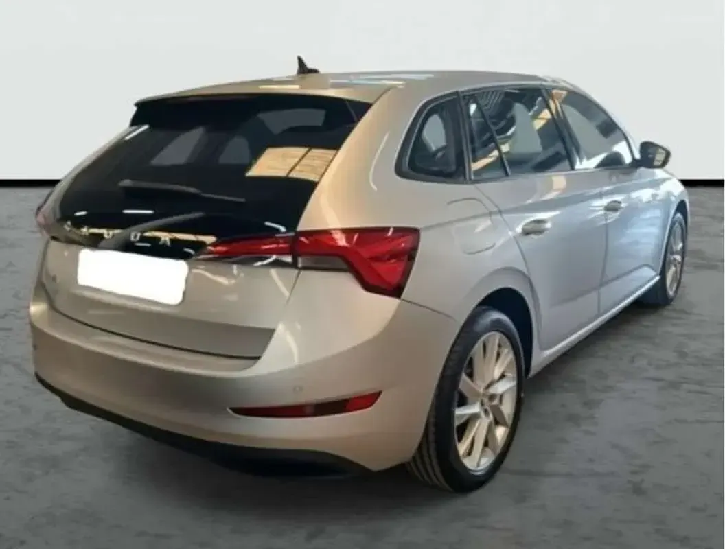 Usado Skoda Scala Ambition 110 CV (80 kW) 2023 Plateado Utilitario