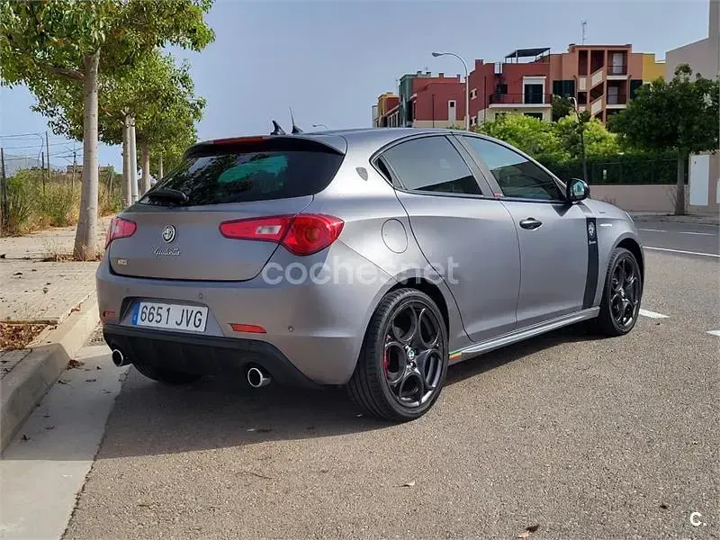 Usado Alfa Romeo Giulietta Super 175 CV (128 kW) 2016 Gris / plata Utilitario