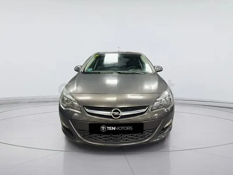 Usado Opel Astra Selective 110 CV (80 kW) 2015 Gris / plata Berlina