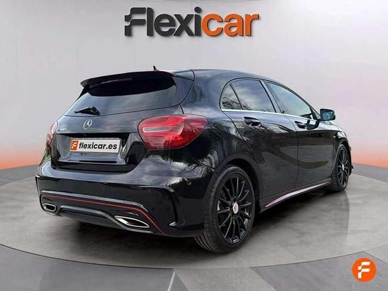 Usado Mercedes A180 109 CV (80 kW) 2018 Negro Utilitario