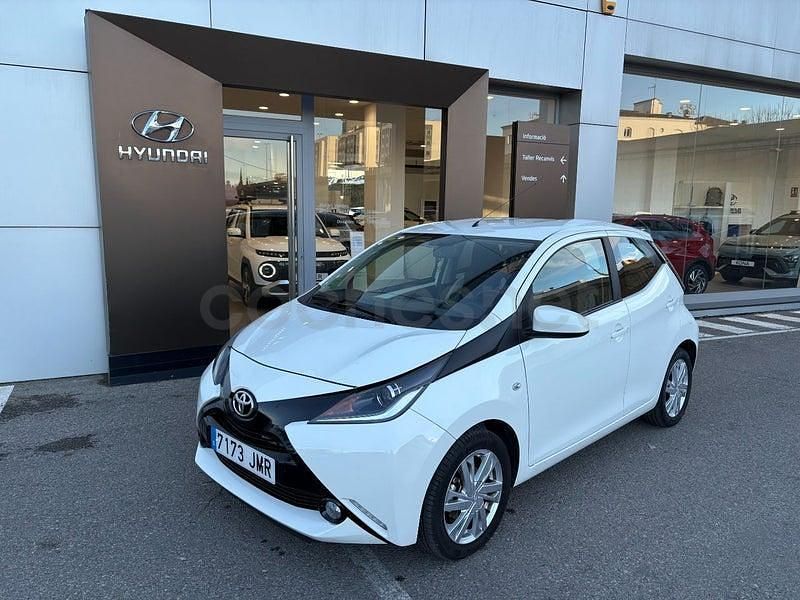 Usado Toyota Aygo X-play 69 CV (50 kW) 2016 Blanco Utilitario
