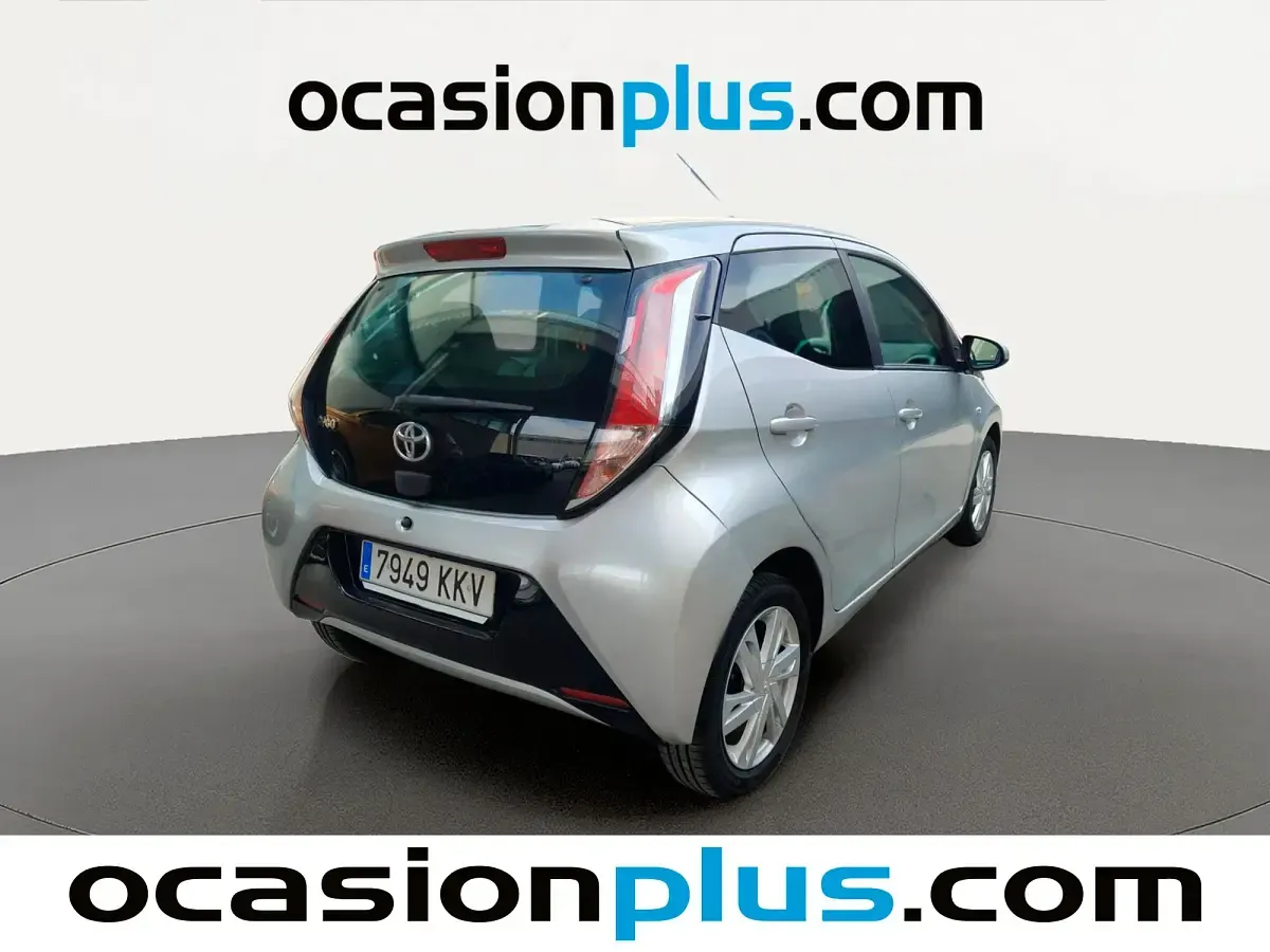 Usado Toyota Aygo X-play 69 CV (50 kW) 2018 Gris plata Utilitario