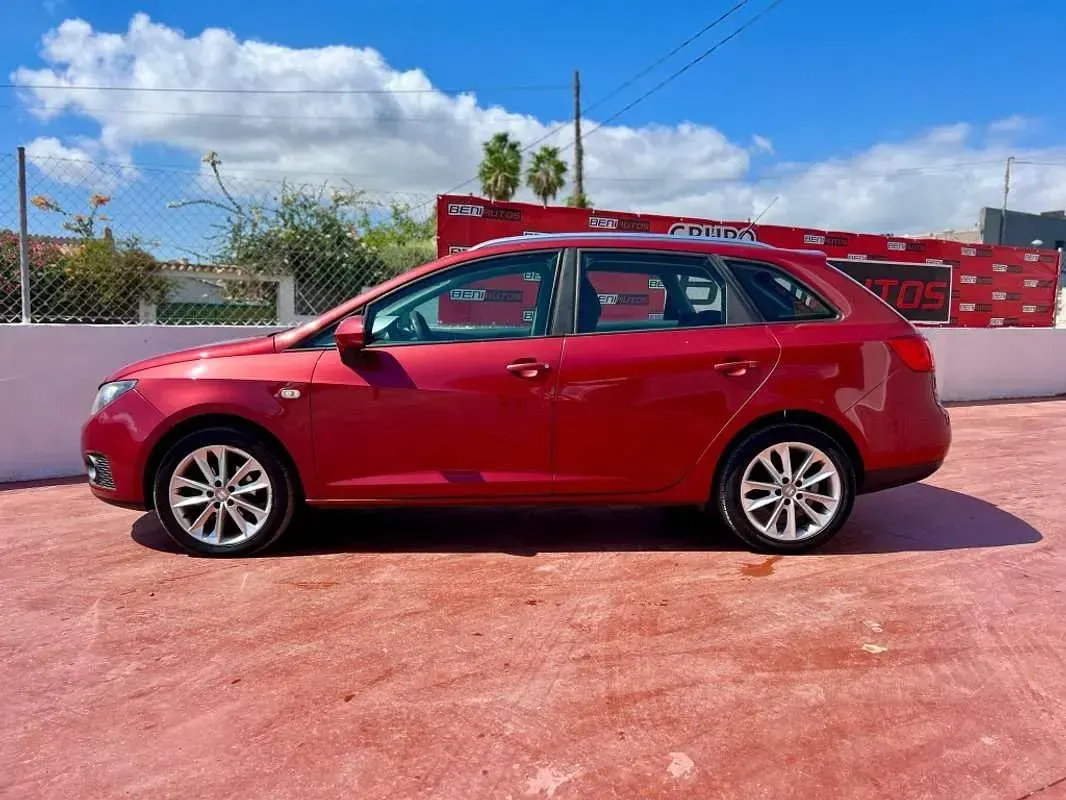 Usado Seat Ibiza ST Ecomotive 75 CV (55 kW) 2011 Rojo Familiar