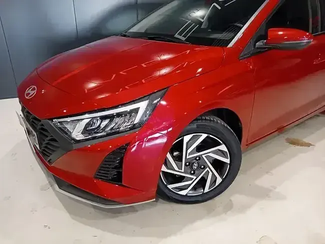 Usado Hyundai i20 78 CV (57 kW) 2025 Rojo Utilitario