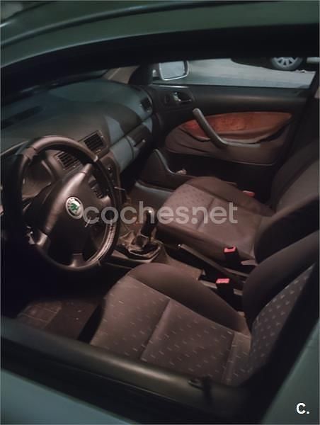 Usado Skoda Octavia Ambiente 102 CV (75 kW) 2001 Gris / plata Berlina