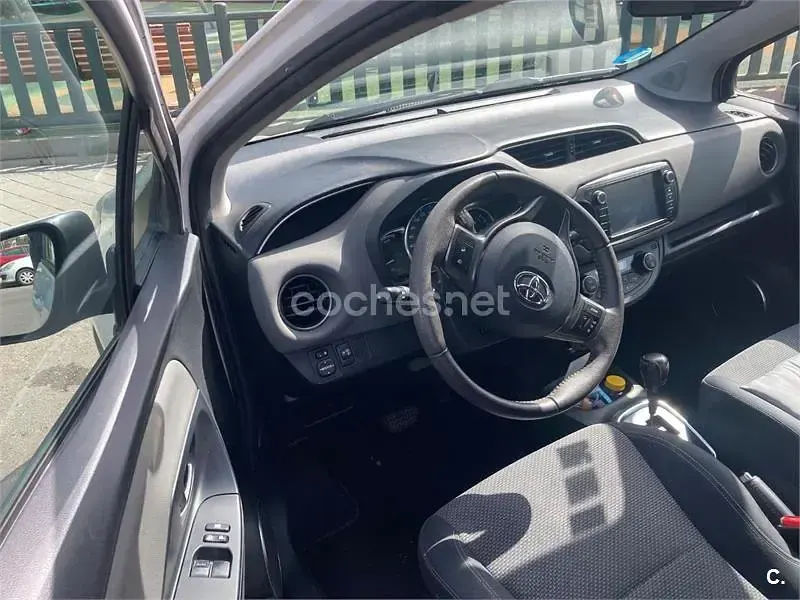 Usado Toyota Yaris Hybrid Active 100 CV (73 kW) 2014 Blanco Berlina