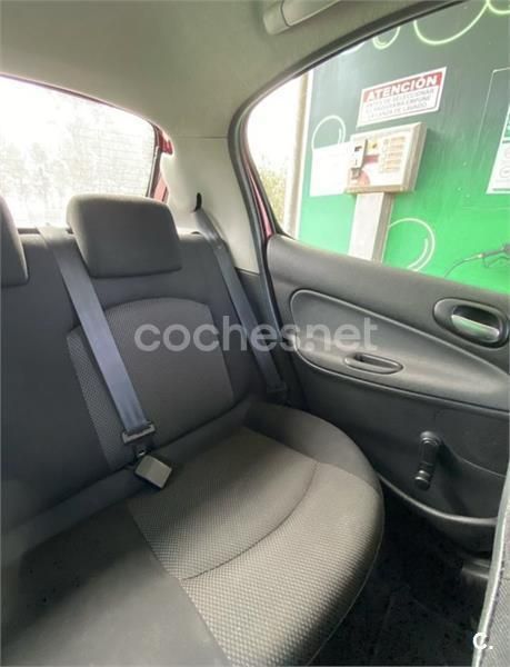 Rojo Usado 2008 Peugeot 206 Berlina | 2800 € (Buen precio) - Imagen 1/4