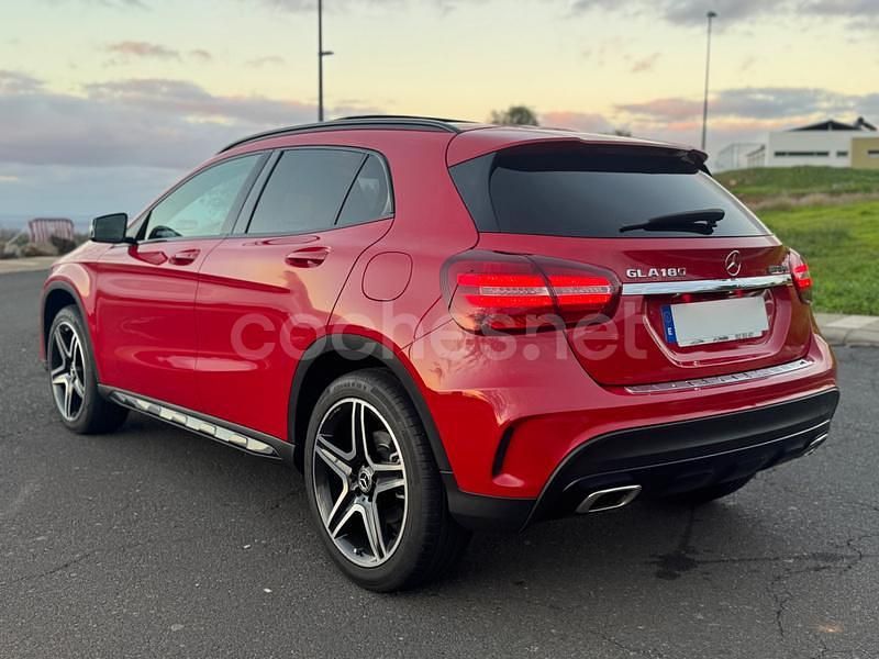 Usado Mercedes GLA180 122 CV (89 kW) 2019 Rojo SUV