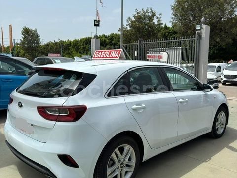 Usado Kia Ceed 120 CV (88 kW) 2021 Blanco Utilitario