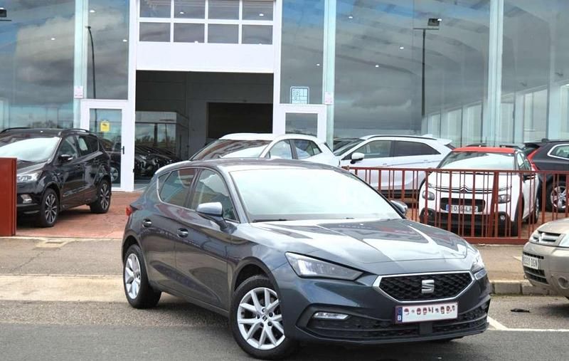 Usado Seat Leon Style 110 CV (80 kW) 2022 Gris Utilitario