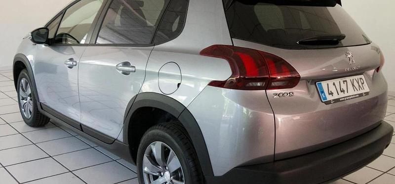 Usado Peugeot 2008 99 CV (72 kW) 2019 Gris artense SUV