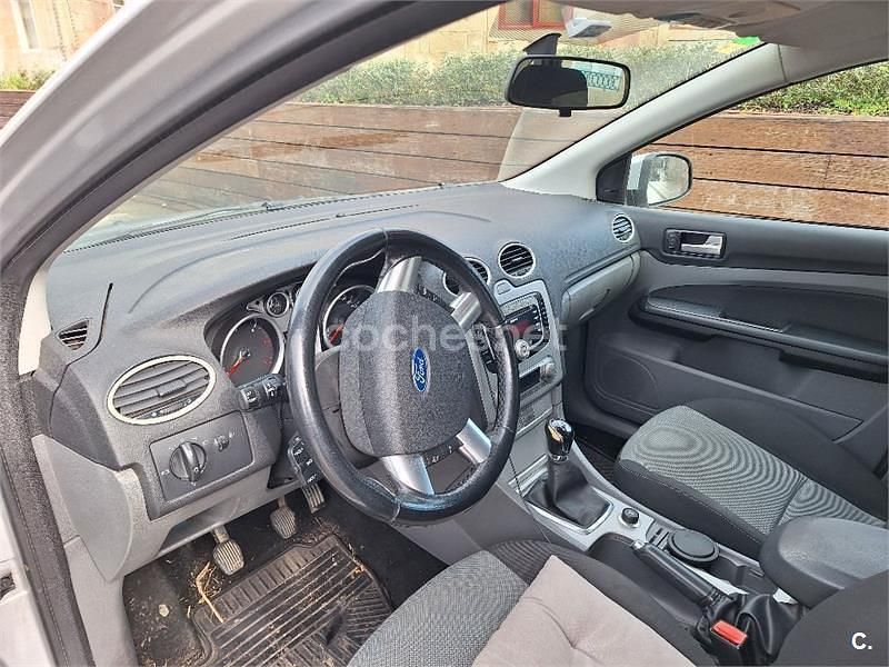 Usado Ford Focus Trend 90 CV (66 kW) 2010 Gris / plata Berlina