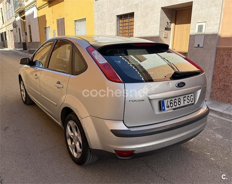Usado Ford Focus Ambiente 90 CV (66 kW) 2007 Gris / plata Berlina