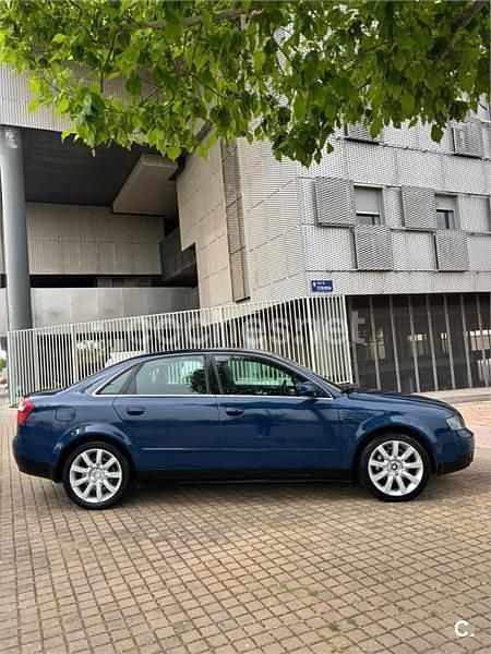 Usado Audi A4 130 CV (95 kW) 2002 Azul Berlina