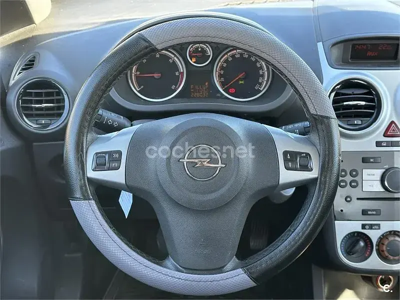 Usado Opel Corsa Selective 75 CV (55 kW) 2012 Gris / plata Utilitario
