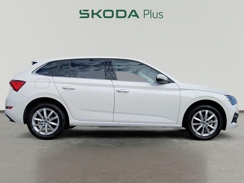 Usado Skoda Scala Ambition 110 CV (80 kW) 2021 Blanco Utilitario