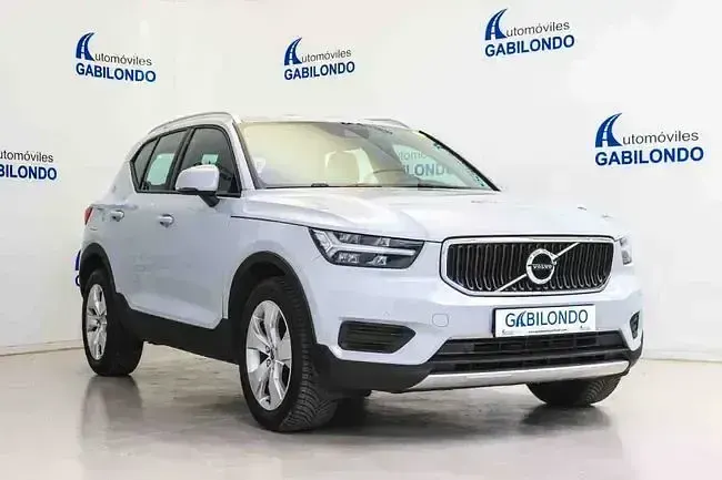 Usado Volvo XC40 Momentum 129 CV (94 kW) 2021 Gris / plata SUV