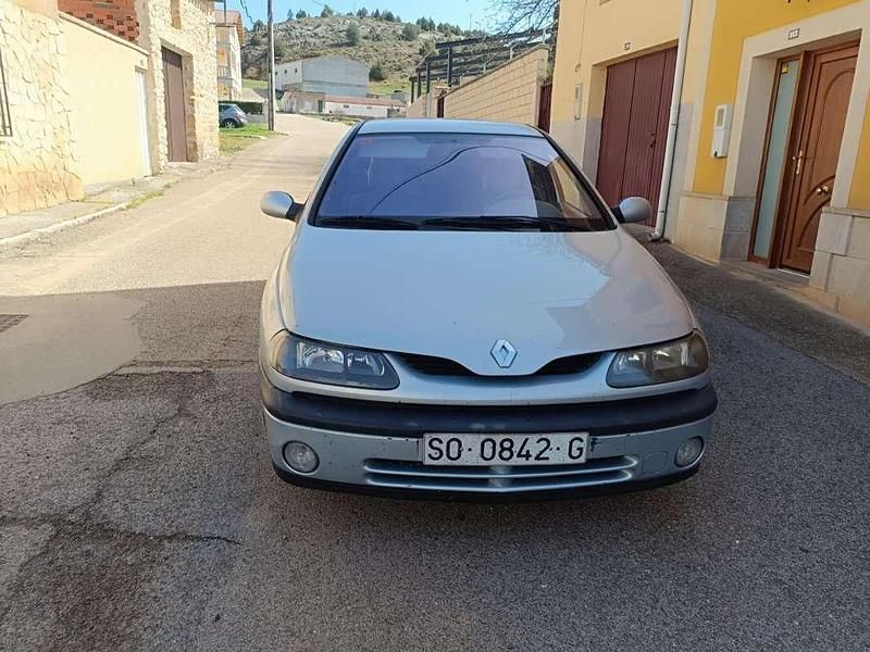Usado Renault Laguna 111 CV (81 kW) 1999 Plateado Berlina