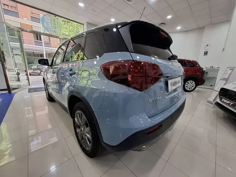 Usado Suzuki Vitara 110 CV (80 kW) 2025 Gris / plata SUV