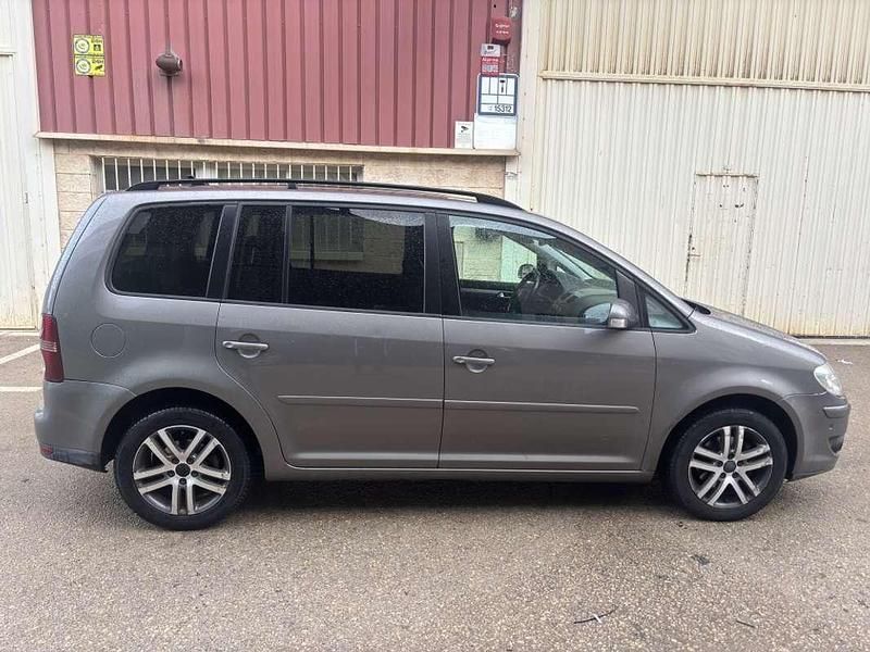 Marrón Usado 2009 VW Touran Advance Monovolumen | 7500 € (Un poco caro) - Imagen 1/4