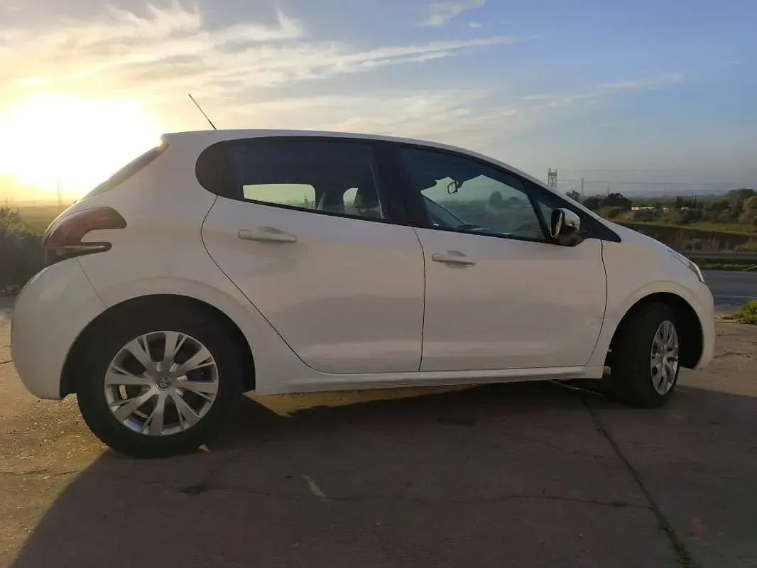 Usado Peugeot 208 Active 75 CV (55 kW) 2019 Blanco Utilitario