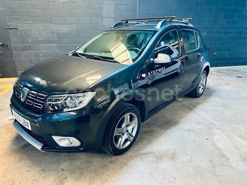 Gris / plata Usado 2020 Dacia Sandero Essentiel Utilitario | 9999 € (Precio justo) - Imagen 1/4