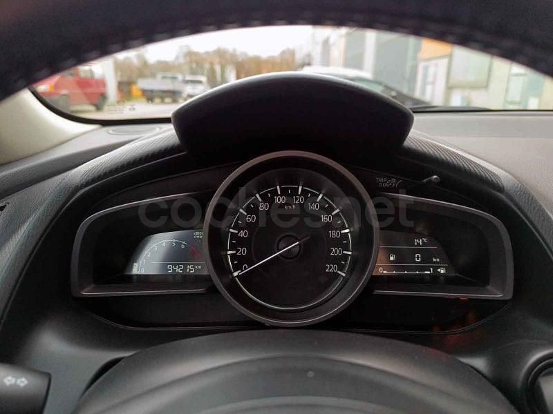 Usado Mazda 2 Style 75 CV (55 kW) 2017 Rojo Berlina