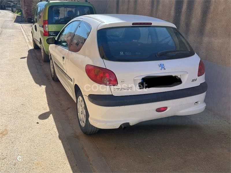Usado Peugeot 206 75 CV (55 kW) 2004 Blanco Berlina