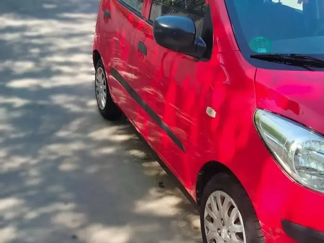 Usado Hyundai i10 Style 77 CV (56 kW) 2010 Rojo Utilitario