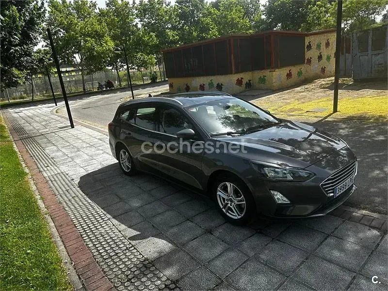 Usado Ford Focus Trend 120 CV (88 kW) 2021 Marrón Familiar