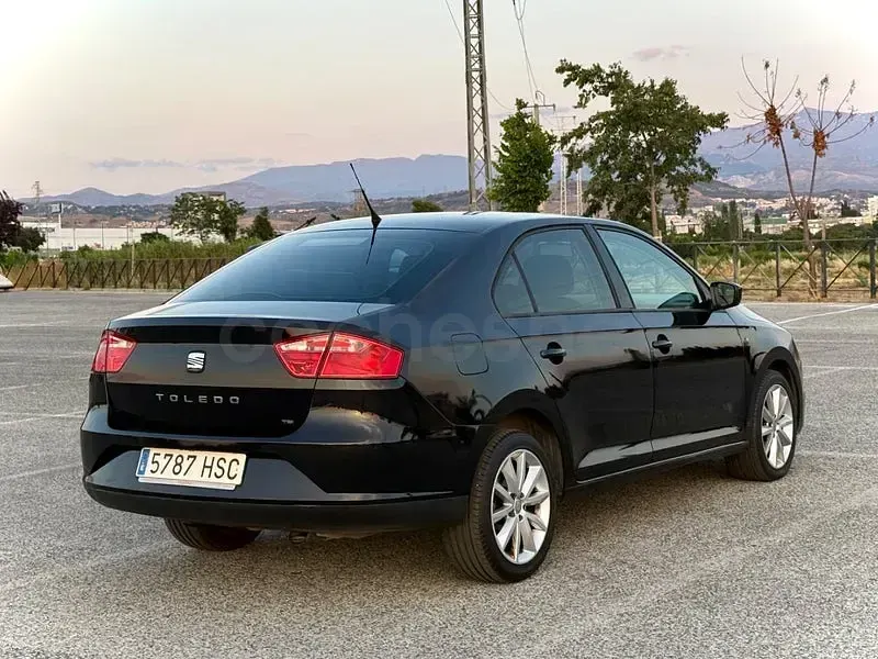 Usado Seat Toledo Reference 105 CV (77 kW) 2013 Negro Utilitario