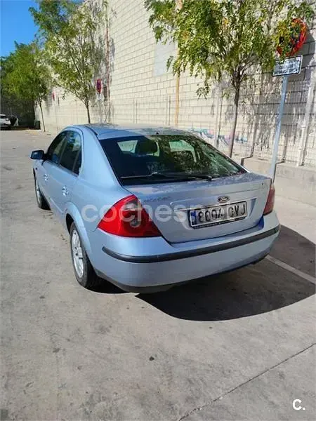 Usado Ford Mondeo Ghia 130 CV (95 kW) 2004 Azul Berlina