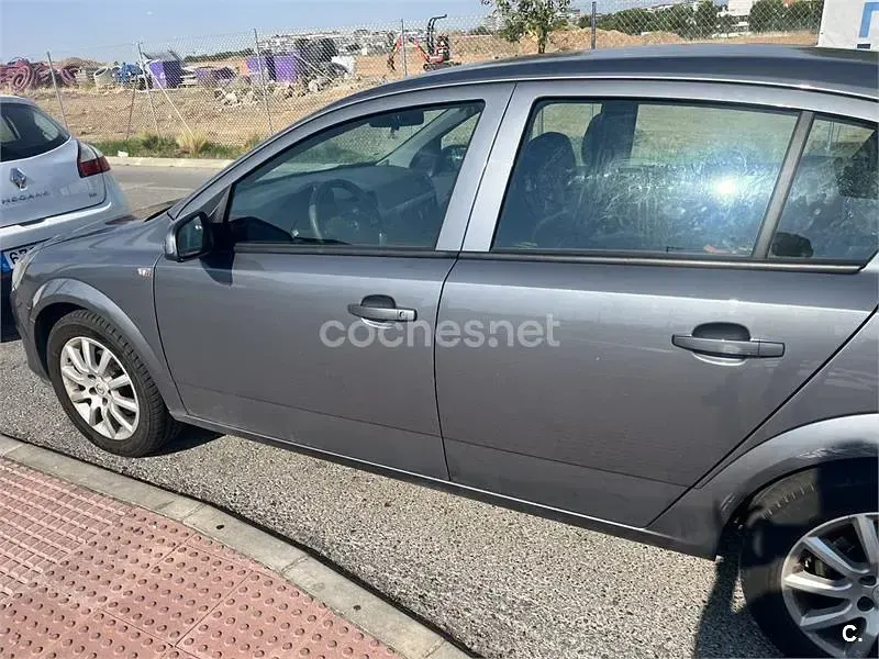Usado Opel Astra Enjoy 100 CV (73 kW) 2005 Gris / plata Berlina